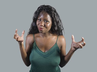 üzgün ve kızgın el hareketi heyecanlı ve çılgın ve öfkeli savunarak seyir kızgın veya sahip anlaşmazlık studio arka plan üzerinde izole duygu genç güzel ve stresli siyah Afrikalı-Amerikalı kadın