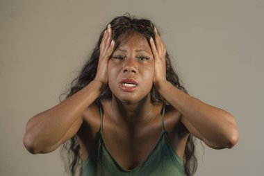 duygu genç deli umutsuz ve endişeli siyah Afrikalı-Amerikalı kadın vurguladı ve stres ve depresyon studio arka plan üzerinde izole yoğun ve dramatik yüz ifadesinde eziyet