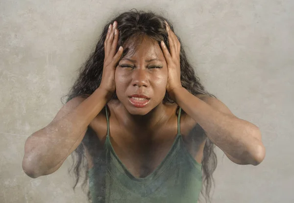 若い狂気絶望と不安黒人アフリカ系アメリカ人女性ストレスとストレスとうつ病の概念のスタジオの背景に分離された強烈で劇的な表情で体調不良を感じて — ストック写真