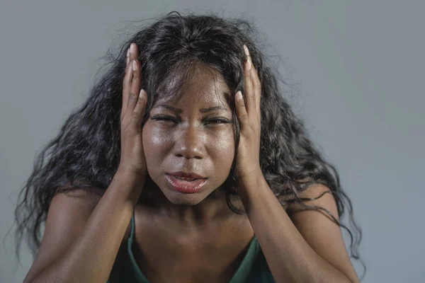 Giovane Pazza Donna Afroamericana Nera Disperata Ansiosa Sentirsi Stressata Tormentata — Foto Stock