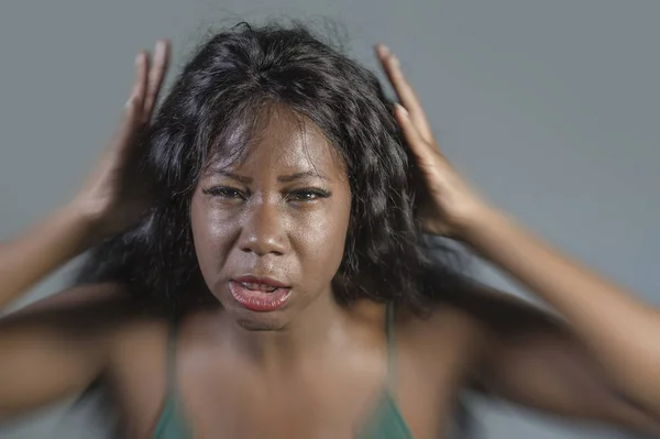 若い狂気絶望と不安黒人アフリカ系アメリカ人女性ストレスとストレスとうつ病の概念のスタジオの背景に分離された強烈で劇的な表情で体調不良を感じて — ストック写真