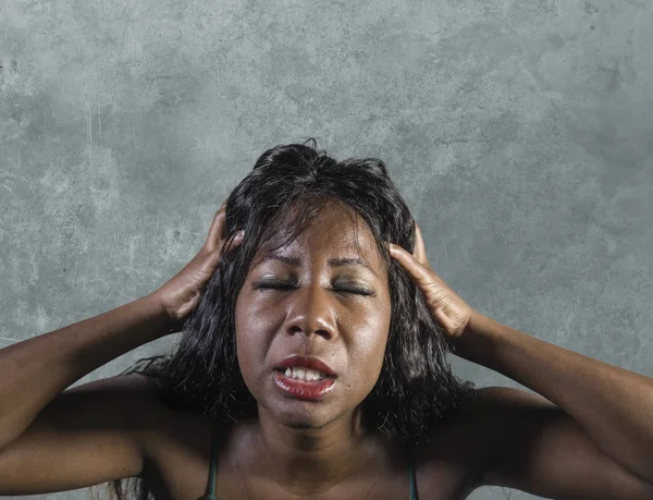 절망과 아프리카계 미국인 스트레스 스트레스와 우울증에 스튜디오 배경에 극적인 표현에 — 스톡 사진