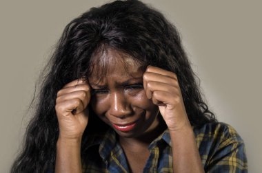 depresyon sorunu ve anksiyete krizi acı studio arka plan üzerinde vurguladı ve endişeli ve bunalmış duygu hasta ağlama üzgün ve depresyonda siyah Afrikalı-Amerikalı kadın izole genç