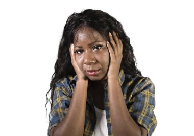 depresyon sorunu ve anksiyete krizi acı studio arka plan üzerinde hasta ve stresli kafasını izole tutan genç üzgün ve depresyonda siyah Afrikalı-Amerikalı kadın