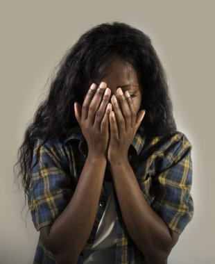 depresyon sorunu ve anksiyete krizi acı studio arka plan üzerinde vurguladı ve endişeli ve bunalmış duygu hasta ağlama üzgün ve depresyonda siyah Afrikalı-Amerikalı kadın izole genç