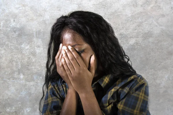 Young Sad Depressed Black African American Woman Crying Anxious Overwhelmed — Stock Photo, Image