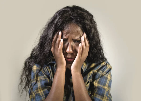 年轻的悲伤和沮丧的黑人非洲裔美国妇女哭的焦虑和不堪重负的感觉生病和压力孤立的工作室背景下遭受抑郁症的问题和焦虑危机 — 图库照片