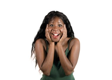 Beyaz arka plan stüdyo portre kadar güzel saçlı siyah Afrikalı-Amerikalı kadın mutlu ve çekici şaşırttı ve neşeli ve mutlu gülümseyerek hayret genç izole 