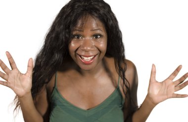 Beyaz arka plan stüdyo portre kadar güzel saçlı siyah Afrikalı-Amerikalı kadın mutlu ve çekici şaşırttı ve neşeli ve mutlu gülümseyerek hayret genç izole 