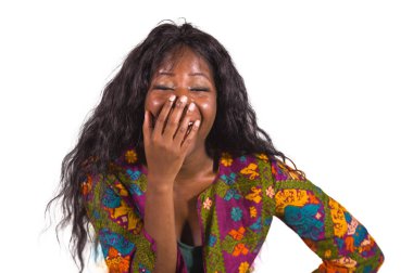 mutlu ve çekici siyah Afrikalı-Amerikalı kadın neşeli ve heyecanlı gülümseyen neşeli zevk ve having fun beyaz arka plan üzerinde izole hareket renkli şık gömlek 