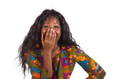 mutlu ve çekici siyah Afrikalı-Amerikalı kadın neşeli ve heyecanlı gülümseyen neşeli zevk ve having fun beyaz arka plan üzerinde izole hareket renkli şık gömlek 