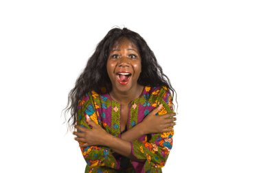 mutlu ve çekici siyah Afrikalı-Amerikalı kadın neşeli ve heyecanlı gülümseyen neşeli zevk ve having fun beyaz arka plan üzerinde izole hareket renkli şık gömlek 