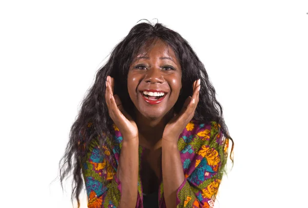 Молодая Счастливая Привлекательная Черная Афроамериканка Красочной Стильной Рубашке Игривая Взволнованная — стоковое фото