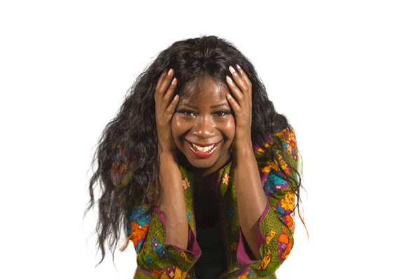Giovane Donna Afro Americana Felice Attraente Camicia Colorata Elegante Che — Foto Stock