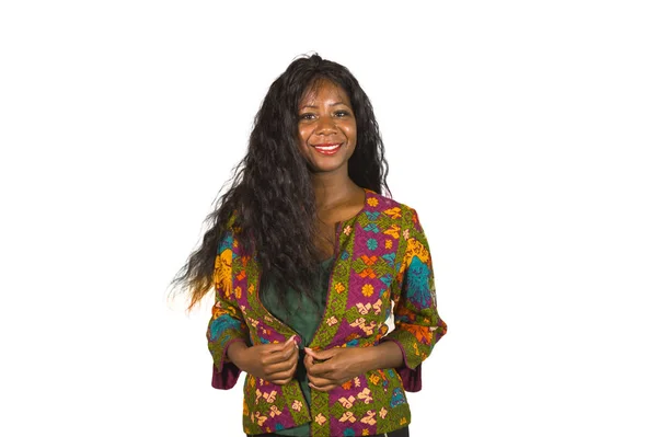 Giovane Donna Afro Americana Felice Attraente Camicia Colorata Elegante Che — Foto Stock