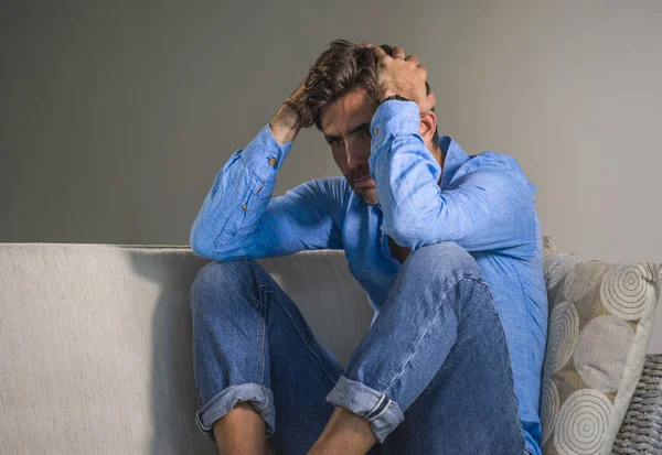 Estilo Vida Retrato Joven Atractivo Guapo Triste Latino Sentado Cansado —  Fotos de Stock