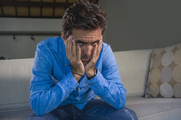 Retrato Estilo Vida Jovem Atraente Bonito Triste Latino Homem Sentado — Fotografia de Stock