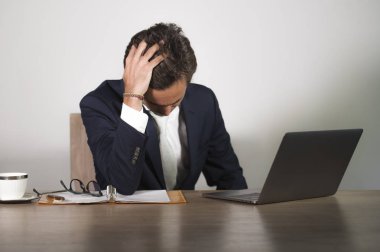 üzgün ve depresyon sorunu ve anksiyete krizi acı vurguladı dizüstü bilgisayar ofis resepsiyon duygu üzerinde çalışma bunalmış ve hayal kırıklığına uğramış genç üzgün ve depresyonda iş adamı