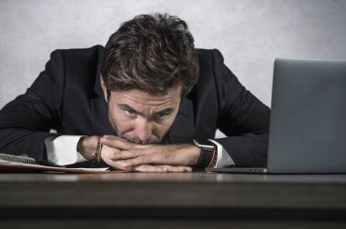 üzgün ve depresyon sorunu ve anksiyete krizi acı vurguladı dizüstü bilgisayar ofis resepsiyon duygu üzerinde çalışma bunalmış ve hayal kırıklığına uğramış genç üzgün ve depresyonda iş adamı