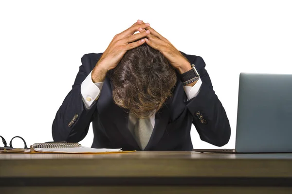 Junger Trauriger Und Depressiver Geschäftsmann Der Überfordert Und Frustriert Laptop — Stockfoto