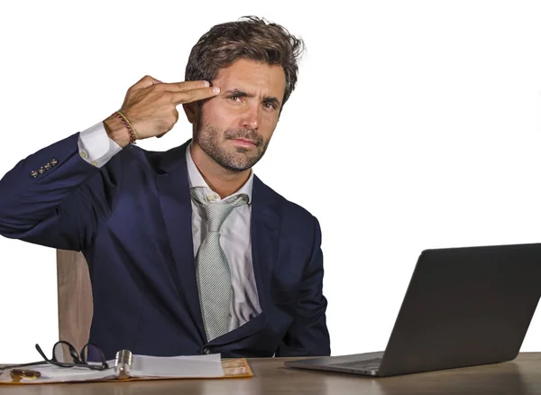 비즈니스 몸짓으로 머리를 손가락을 가리키는 노트북 컴퓨터 사무실 느낌에 좌절을 — 스톡 사진