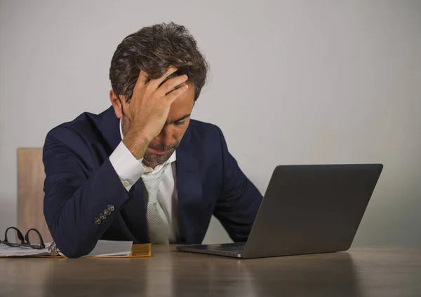 Young Sad Depressed Business Man Working Overwhelmed Frustrated Laptop Computer — Stock Photo, Image