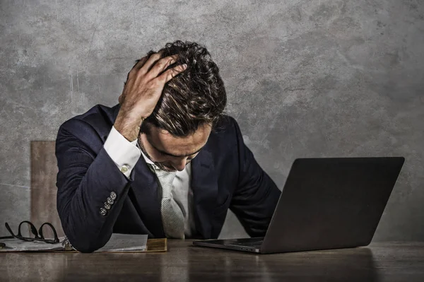 Молодой Грустный Депрессивный Бизнесмен Работающий Подавлен Разочарован Ноутбуке Компьютер Стол — стоковое фото