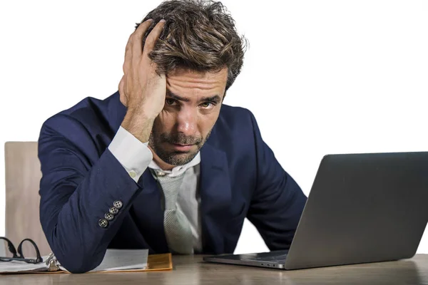 Jovem Homem Negócios Triste Deprimido Trabalhando Oprimido Frustrado Computador Portátil — Fotografia de Stock