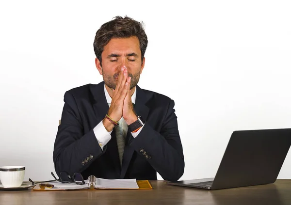 Junger Trauriger Und Depressiver Geschäftsmann Der Überfordert Und Frustriert Laptop — Stockfoto