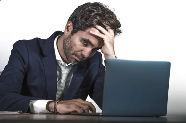 Молодой Грустный Депрессивный Бизнесмен Работающий Подавлен Разочарован Ноутбуке Компьютер Стол — стоковое фото