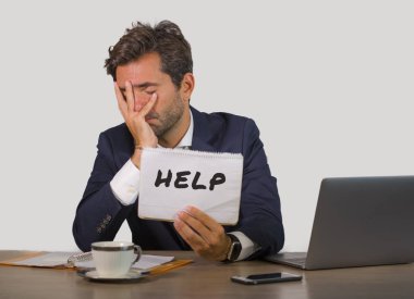 boğulmuş ve kurumsal iş yaşam bitkin yardım duygu umutsuz soran ofis dizüstü bilgisayar Resepsiyon holding Not defteri çalışan genç çekici üzgün ve depresyonda iş adamı