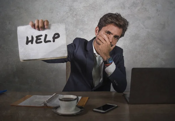Mladá Atraktivní Smutný Depresivní Obchodní Muž Pracuje Kanceláři Přenosný Počítač — Stock fotografie