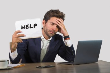 boğulmuş ve kurumsal iş yaşam bitkin yardım duygu umutsuz soran ofis dizüstü bilgisayar Resepsiyon holding Not defteri çalışan genç çekici üzgün ve depresyonda iş adamı