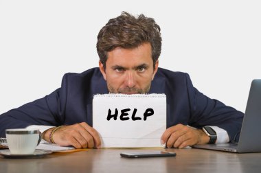boğulmuş ve kurumsal iş yaşam bitkin yardım duygu umutsuz soran ofis dizüstü bilgisayar Resepsiyon holding Not defteri çalışan genç çekici üzgün ve depresyonda iş adamı