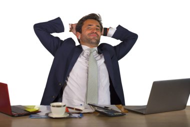 Office Kurumsal neşeli ve memnun zevk iş başarı duygu beyaz arka plan üzerinde izole bir kazanan olarak gülümseyen genç yakışıklı ve çekici mutlu işadamı portresi