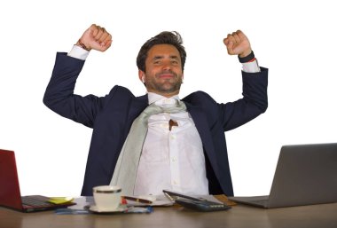 Office Kurumsal neşeli ve memnun zevk iş başarı duygu beyaz arka plan üzerinde izole bir kazanan olarak gülümseyen genç yakışıklı ve çekici mutlu işadamı portresi