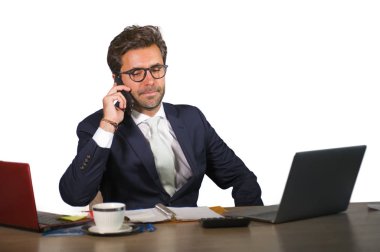 Ofis Masası üstünde hareket eden telefon Finans başarı ve executive yaşam tarzı kendinden emin konuşuyor çalışan genç yakışıklı ve çekici işadamı şirket kurumsal izole portresi