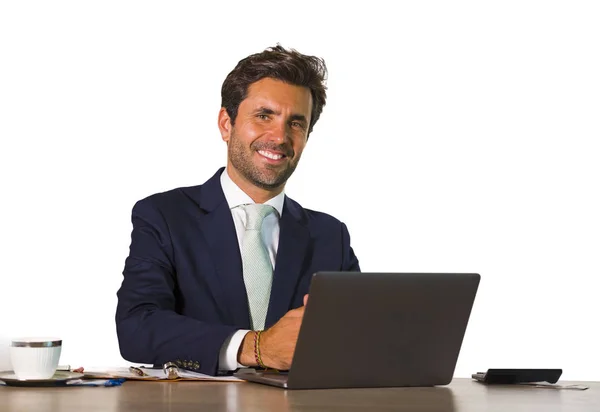 会社オフィスのラップトップ コンピューター机金融成功とエグゼクティブ ライフ スタイルに自信を持って笑顔で働く若いハンサムで魅力的なビジネスマンの企業分離肖像画 — ストック写真