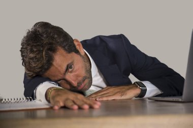boşa duygu genç yorgun ve uykulu iş adamı ve Pazartesi günü ofisinde yararlanan sorun stres ve depresyon acı bilgisayar masası, tembel çalışan akşamdan kalma yaşam tarzı portre