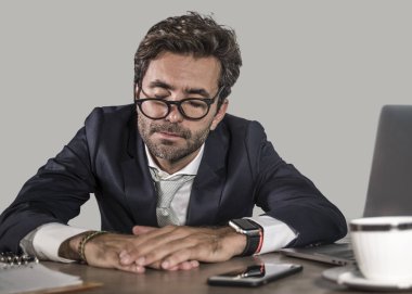 boşa duygu genç yorgun ve uykulu iş adamı ve Pazartesi günü ofisinde yararlanan sorun stres ve depresyon acı bilgisayar masası, tembel çalışan akşamdan kalma yaşam tarzı portre