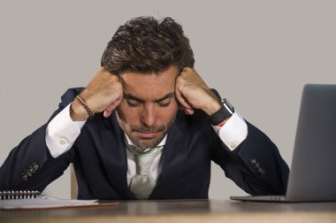 depresif duygu genç umutsuz ve stresli işadamı ve bunalmış çalışma yazıhane bilgisayar yorgun ve bitkin Resepsiyon iş finansal kriz sorundan yendi