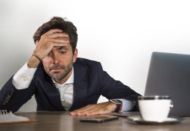 depresif duygu genç umutsuz ve stresli işadamı ve bunalmış çalışma yazıhane bilgisayar yorgun ve bitkin Resepsiyon iş finansal kriz sorundan yendi