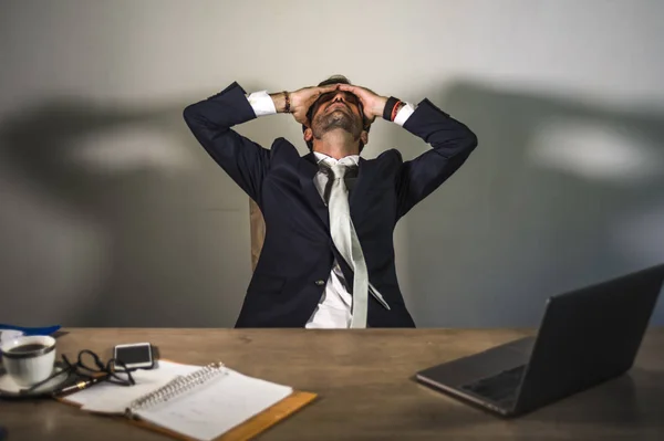 절망과 스트레스 사업가 기분이 사무실 컴퓨터에서 책상에 비즈니스 — 스톡 사진