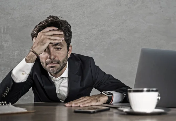 절망과 스트레스 사업가 기분이 사무실 컴퓨터에서 책상에 비즈니스 — 스톡 사진