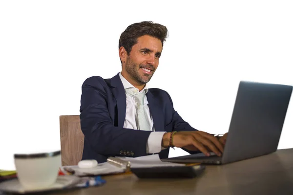 オフィスのラップトップ コンピューター対応成功のエグゼクティブ ライフ スタイル コンセプトで幸せな笑顔に自信を持って若い魅力的かつ効率的なビジネス人の会社企業の肖像画 — ストック写真