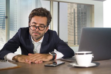  boşa duygu genç yorgun ve uykulu iş adamı ve Pazartesi günü bilgisayar masası modern ofiste yararlanan sorun stres ve depresyon acı tembel çalışan akşamdan kalma