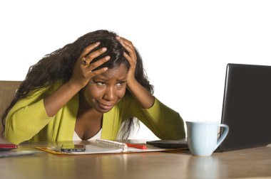 duygu aciz ve çaresiz depresyon sorun acı office bilgisayar masa başında çalışırken ağlayan genç üzgün ve depresyonda siyah afro Amerikan iş kadın portresi kapatın
