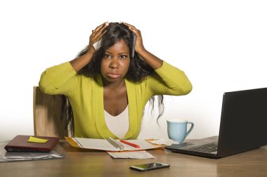 Office bilgisayar Resepsiyon duygu, iş stres sorunu kavramı acı bunalmış üzgün ve umutsuz çalışan genç çekici vurguladı ve çok çalışan siyah Afrikalı-Amerikalı kadın