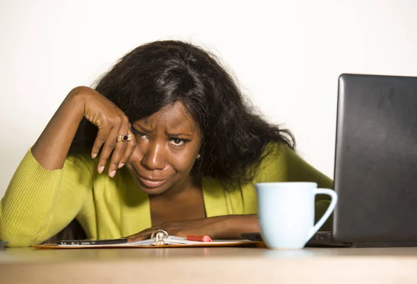 無力なうつ病の問題に苦しんで絶望的な気持ちでオフィスのコンピューターのデスクで作業しながら泣いている若い悲しみと落ち込んで黒アフロ アメリカンのビジネス女性の肖像画間近します — ストック写真