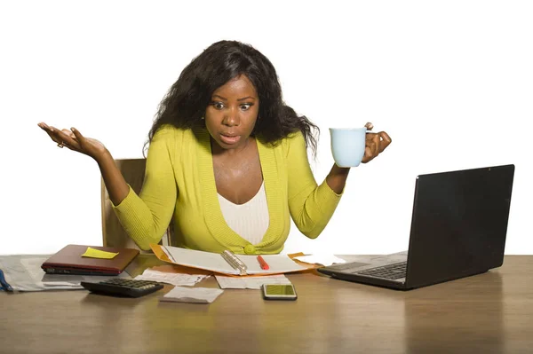 若い魅力的なストレスと過労黒いアフリカ系アメリカ人で働く女動揺し絶望的なオフィス コンピューター デスク感じ圧倒ビジネス応力の問題に苦しんでいます — ストック写真